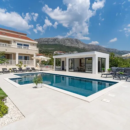 Marisa With 51sqm Pool, 5 Bedrooms, Gym
