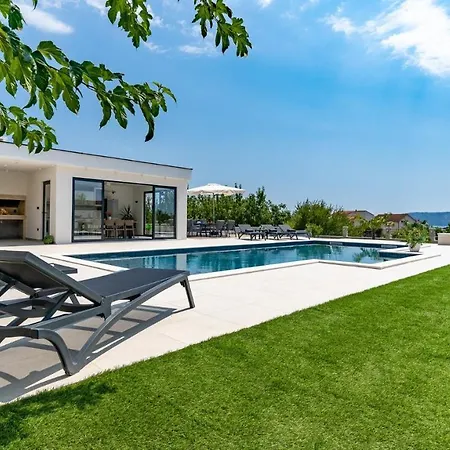 فيلة Marisa With 51sqm Pool, 5 Bedrooms, Gym Kaštela