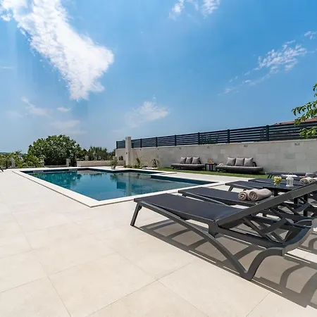 Villa Marisa With 51sqm Pool, 5 Bedrooms, Gym *