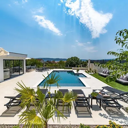 Villa Marisa With 51sqm Pool, 5 Bedrooms, Gym *