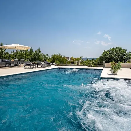 Marisa With 51sqm Pool, 5 Bedrooms, Gym فيلة