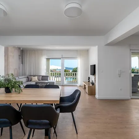 Marisa With 51sqm Pool, 5 Bedrooms, Gym فيلة Kaštela