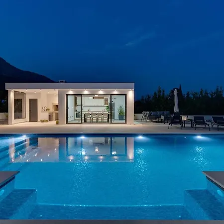 Marisa With 51sqm Pool, 5 Bedrooms, Gym