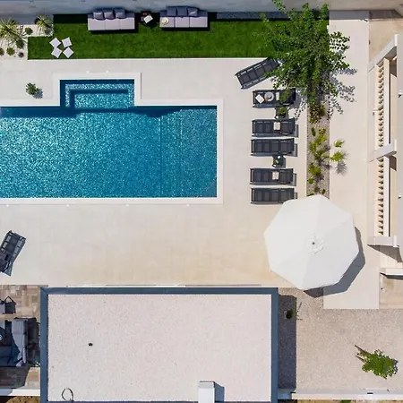 Marisa With 51sqm Pool, 5 Bedrooms, Gym فيلة