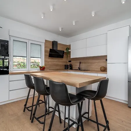 Marisa With 51sqm Pool, 5 Bedrooms, Gym Kaštela