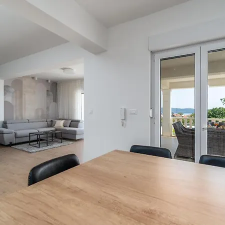 Marisa With 51sqm Pool, 5 Bedrooms, Gym فيلة Kaštela