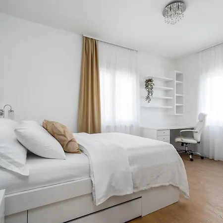 فيلة Marisa With 51sqm Pool, 5 Bedrooms, Gym Kaštela