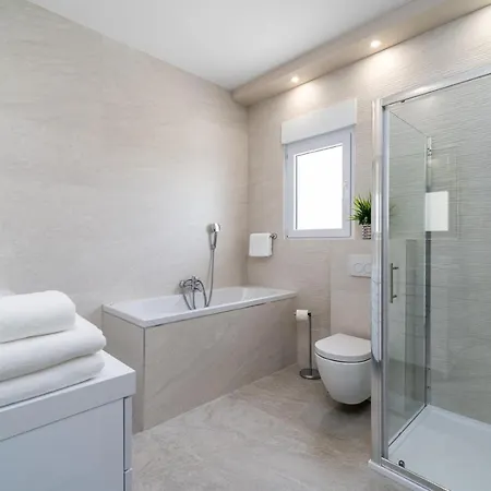 Marisa With 51sqm Pool, 5 Bedrooms, Gym * Kastela