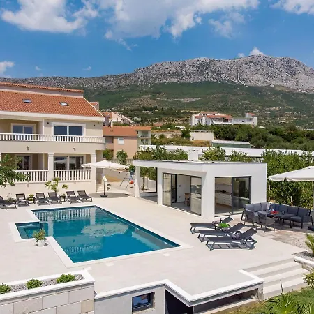 Villa Marisa With 51sqm Pool, 5 Bedrooms, Gym *