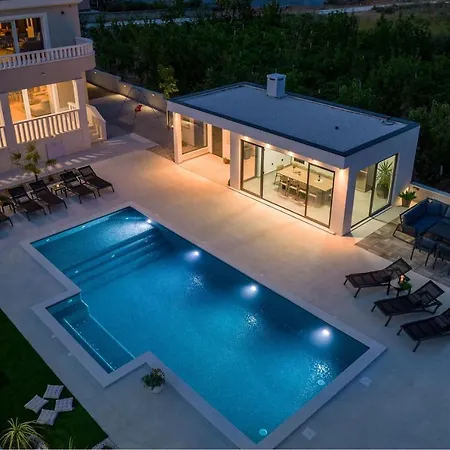 Villa Marisa With 51sqm Pool, 5 Bedrooms, Gym *