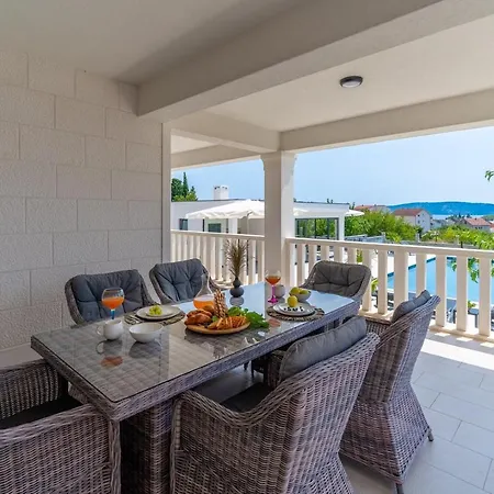 Villa Marisa With 51sqm Pool, 5 Bedrooms, Gym