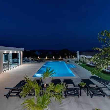Marisa With 51sqm Pool, 5 Bedrooms, Gym فيلة Kaštela
