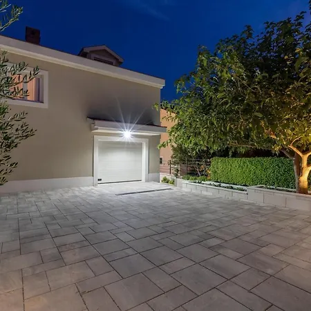 فيلة Marisa With 51sqm Pool, 5 Bedrooms, Gym Kaštela